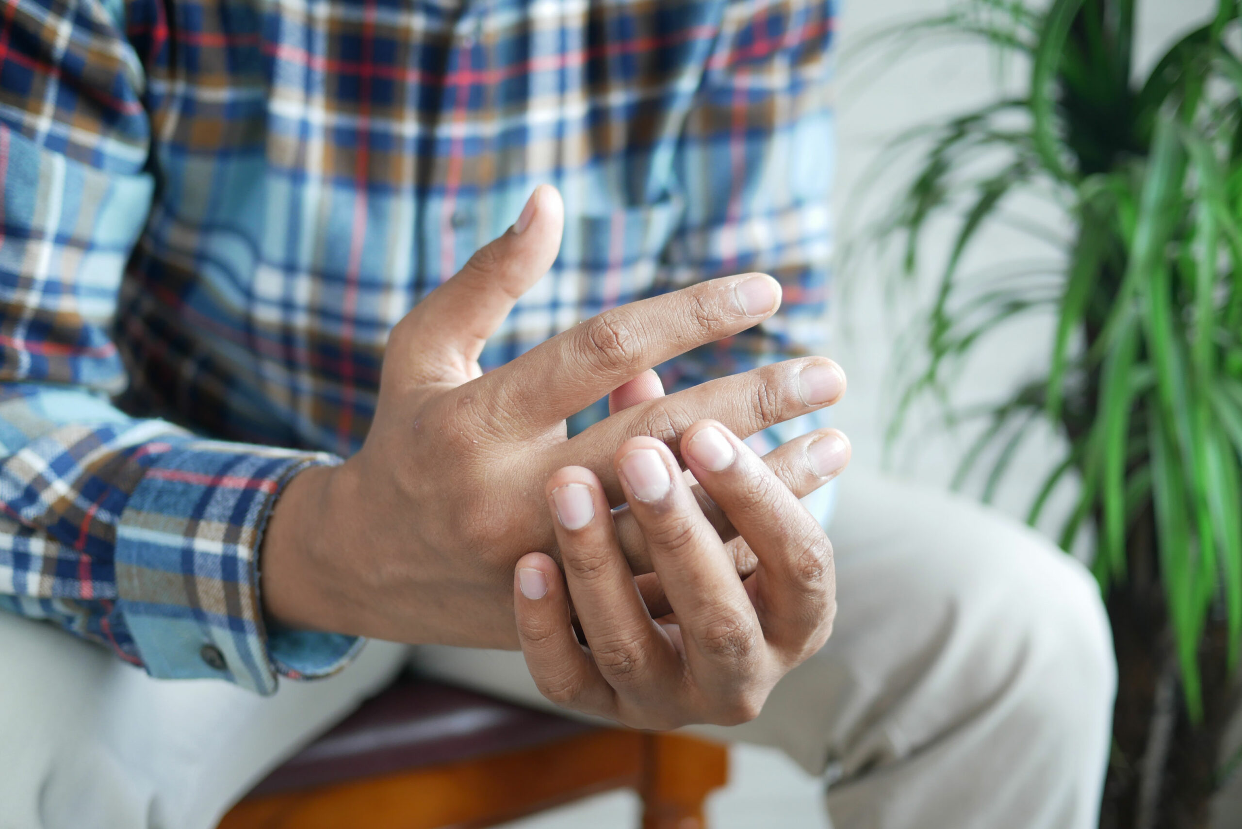 can-cracking-your-knuckles-cause-arthritis-posture-wellness